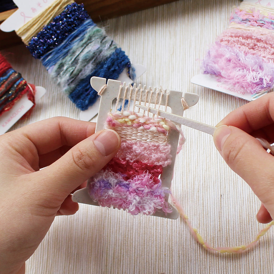 Pokeori Kit Pink - weaving in hand