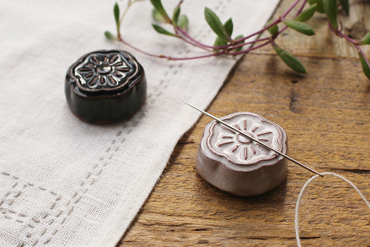 cohana コハナ 淡路瓦の針やすめ 45-300 しろ 45-301 もくたん かわいい ソーイング 大人 おしゃれ 日本製 ギフト お返し 手芸用品 裁縫道具 おうち時間