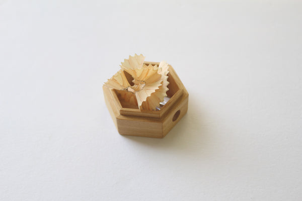 モザイク木工のコハナ鉛筆削り（麻の葉/茶色）