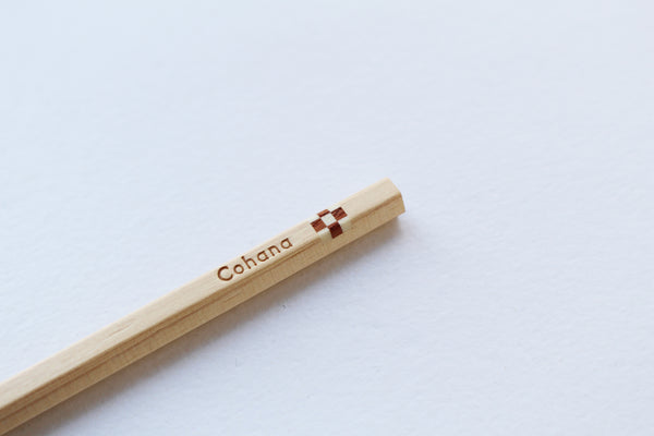 小さな花のモザイクのコハナのサイプレスの鉛筆