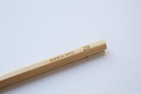 小さな花のモザイクのコハナのサイプレスの鉛筆